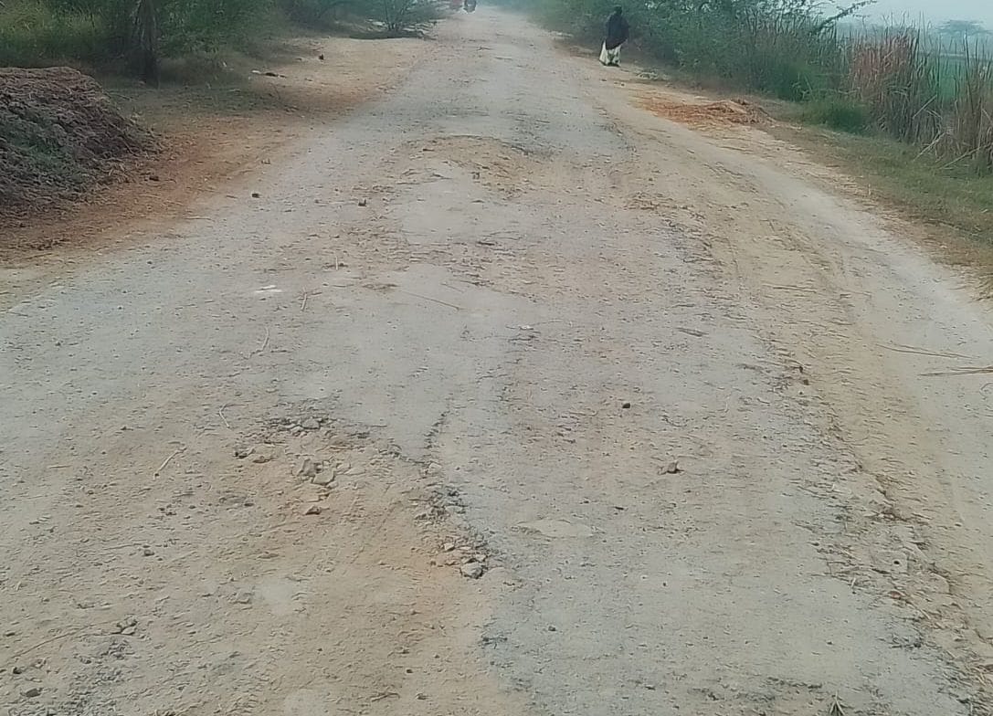 बछरावां ब्लॉक क्षेत्र की बदहाल सड़क। 