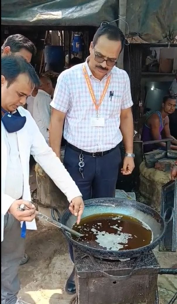 बछरावां क्षेत्र के मटियारा चौराहा के पास एक दुकान में खाद्य पदार्थों की जांच करती टीम।