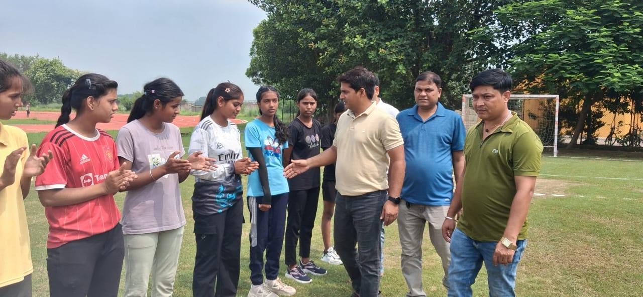  बीएन इंटर कॉलेज अकबरपुर में खिलाड़ियों से परिचय प्राप्त करते जिला क्रीड़ा अधिकारी।-कॉलेज प्रब