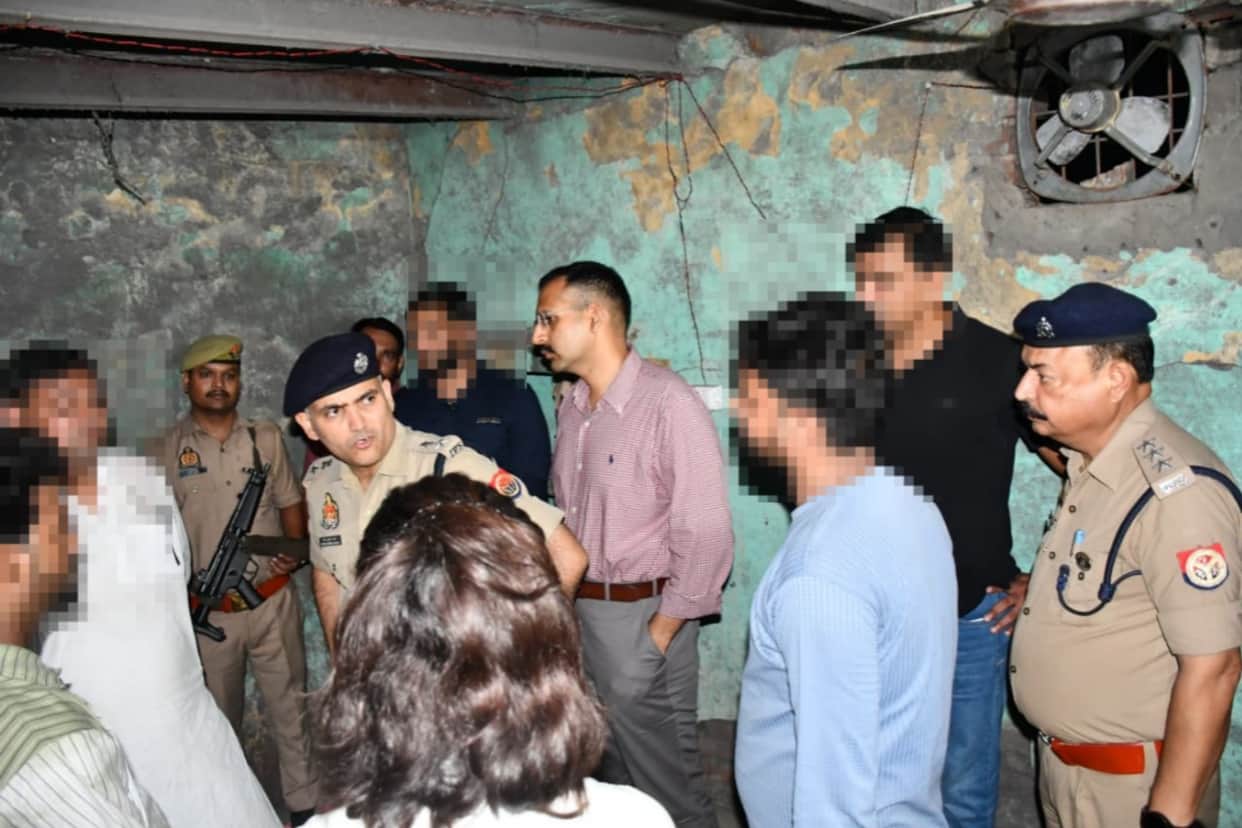 Rs 12 lakh looted from a cashier after barging into an exporter's factory in Bhujpura