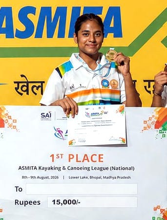 भोपाल में आयोजित अस्मिता कयाकिंग और कैनोइंग नेशनल लीग में पदक जीतने वाली बिजनौर की दिव्या। स्रो