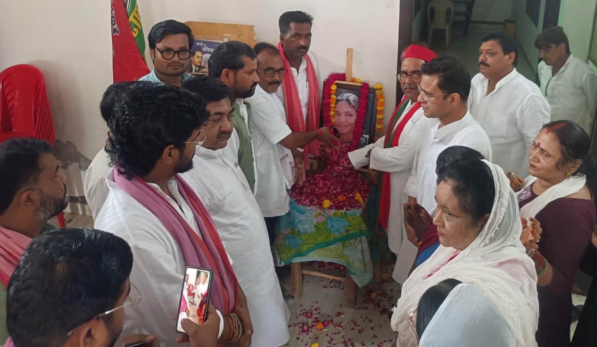बहराइच में सपा कार्यालय पर फूलन देवी की जयंती मनाते पदाधिकारी।