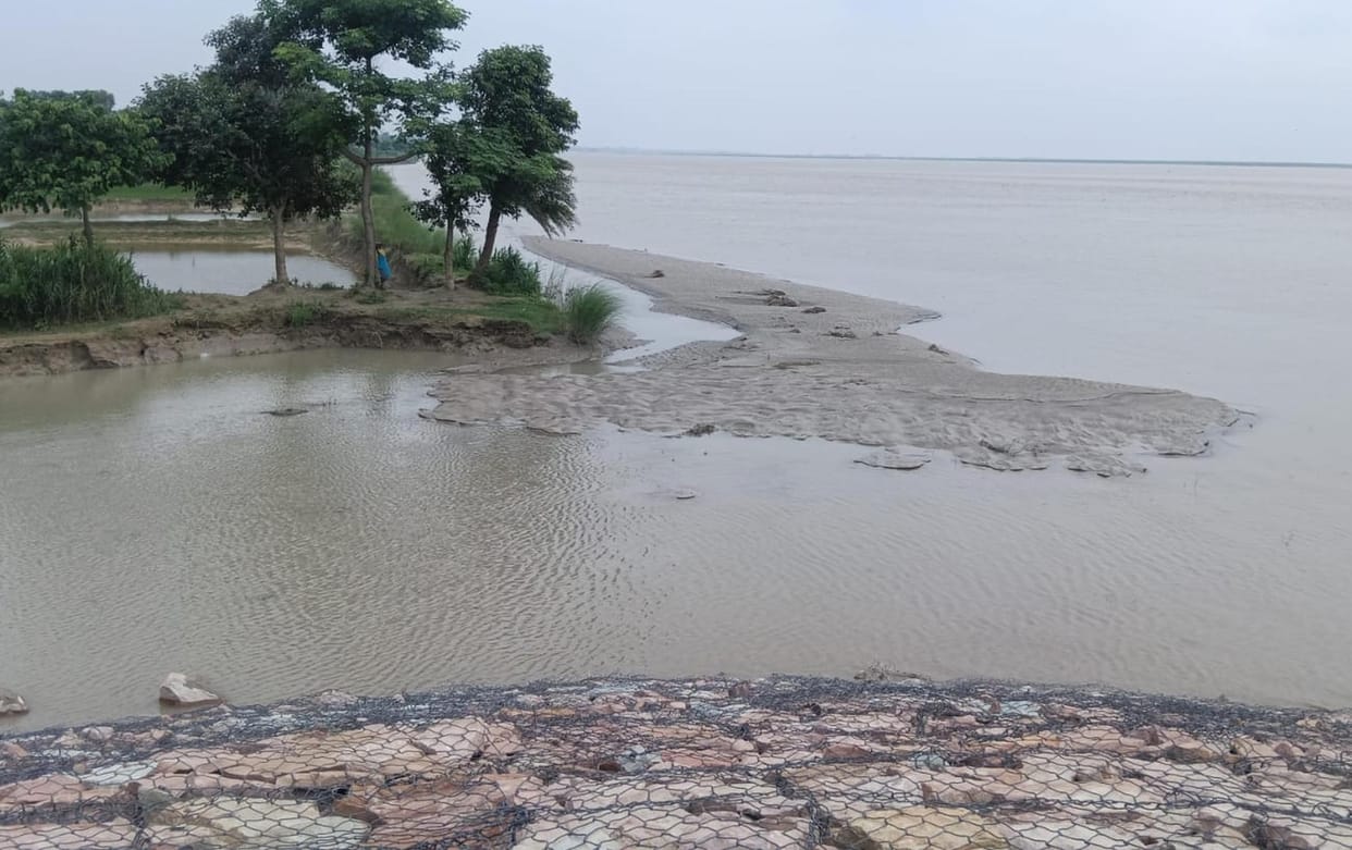 Spur diverts river's course; 13 villages and embankments secured.
