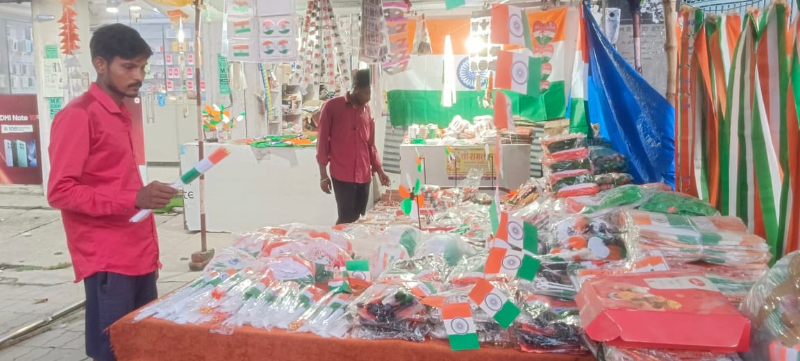 बाजार में बिक रहा झंडा व अन्य तिरंगा सामान-संवाद
