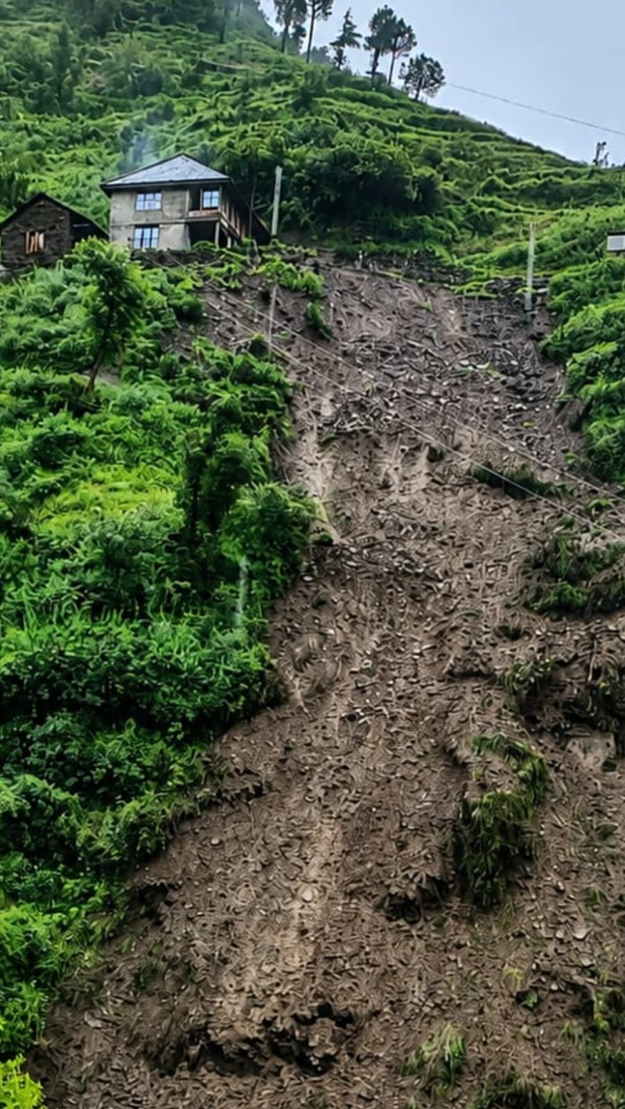बालीचौकी पंचायत के कुन में भारी बारिश के कारण  भूस्खलन की चपेट में आया मकान।  संवाद