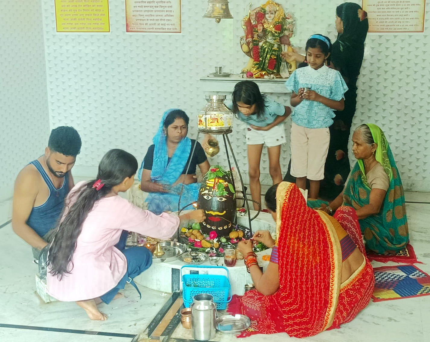 बिल्सी के श्री नर्वदेश्वर महादेव मंदिर दुर्गा नगर जलाभिषेक करते हुए श्रध्दालु। संवाद