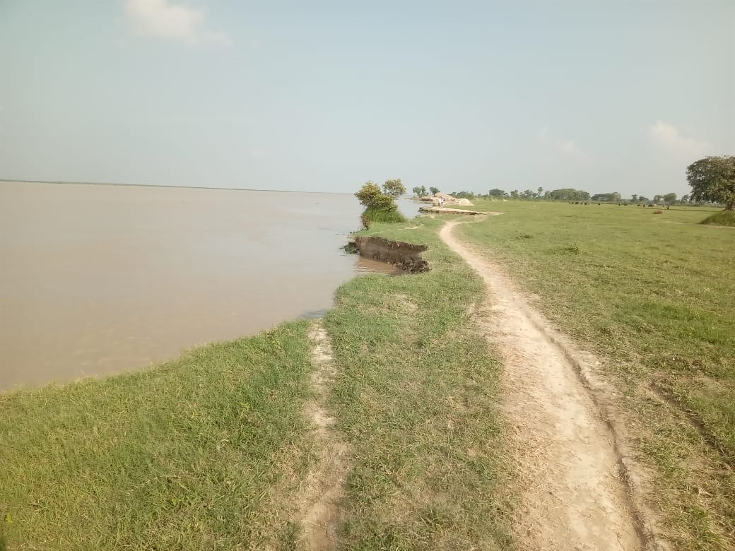 बरहज सरयू पार परसियां-विशुनपुर देवार के तरफ कटान कर रही नदी 