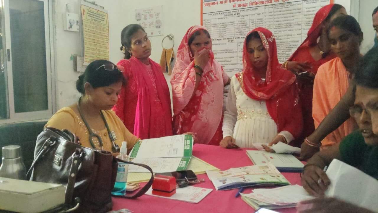 बरहनी पीएचसी में गर्भवती महिलाओं का इलाज करतीं डॉ कुसुम। संवाद