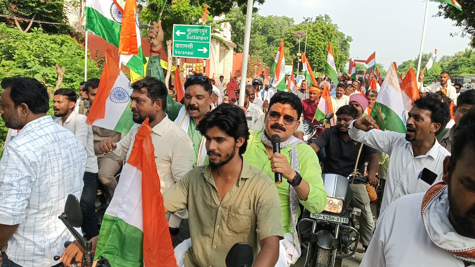बदलापुर विधानसभा क्षेत्र के धनियामऊ भोला मन्दिर से शहीद स्मारक स्थल तक तिरंगा यात्रा में सम्मिल