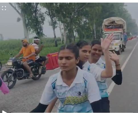 Girls from the playground jumped into the Dak Kanwar
