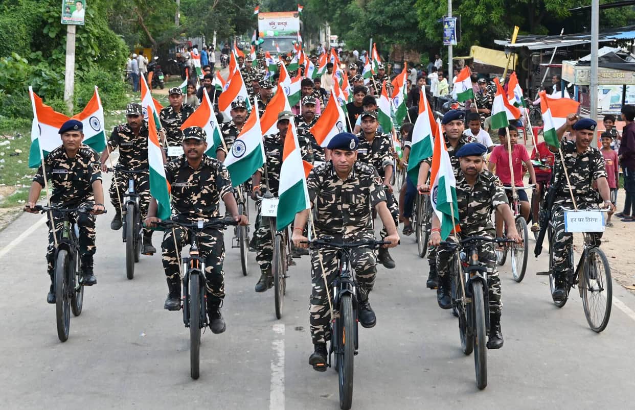 Siddharthnagar News: Tiranga Yatra passes through the town and intersections; martyrs honored