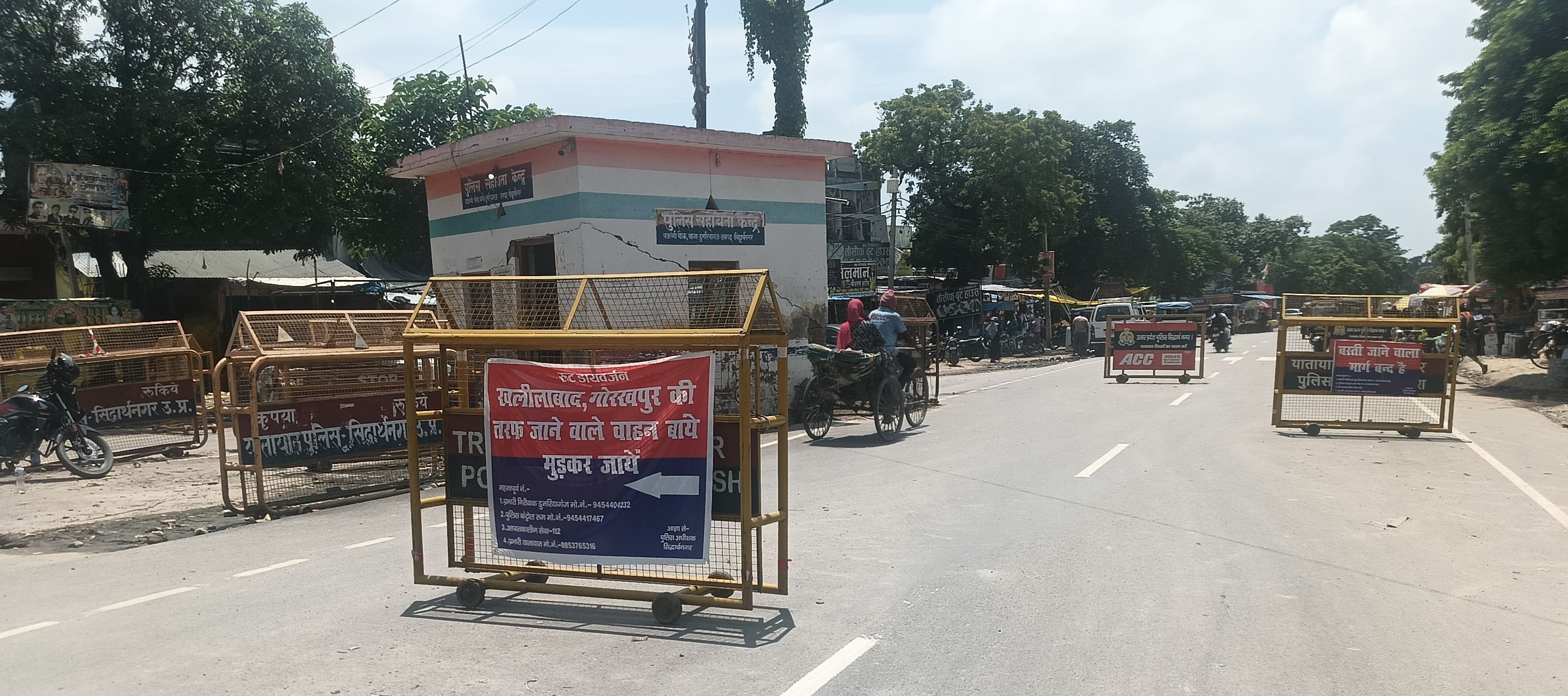 बेवा चौराहा पर रूट डायवर्ट का लगा बोर्ड।  संवाद