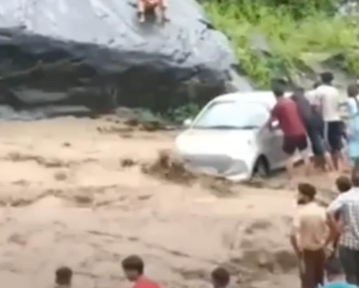 Water level of Lillh Nala rises; car stranded mid-stream.