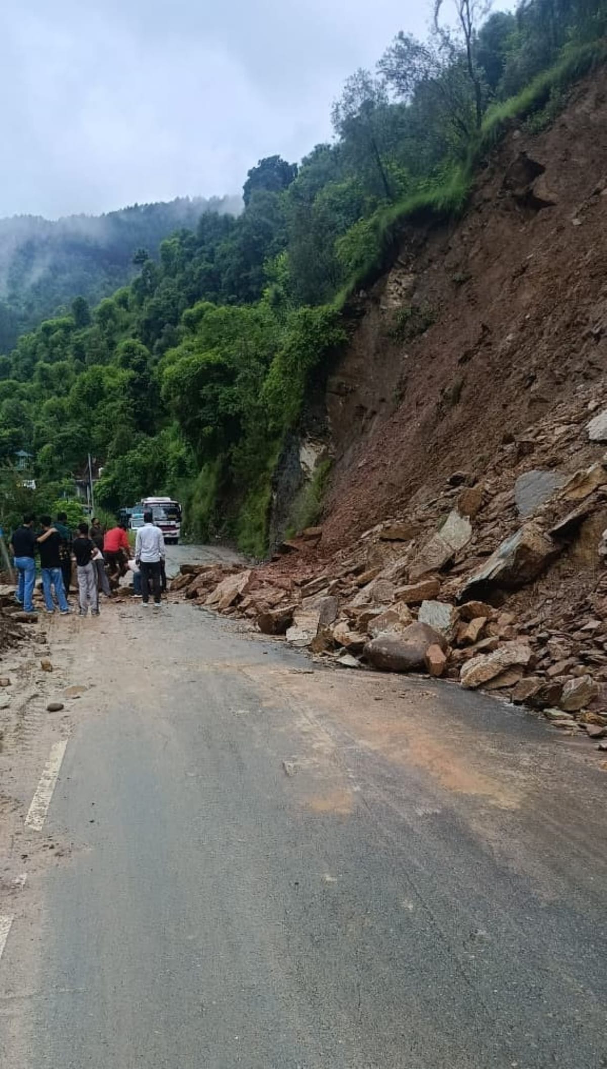 Chamba News: भूस्खलन से चंबा-साहो मार्ग बंद, यात्रियों ने खुद हटाए पत्थर