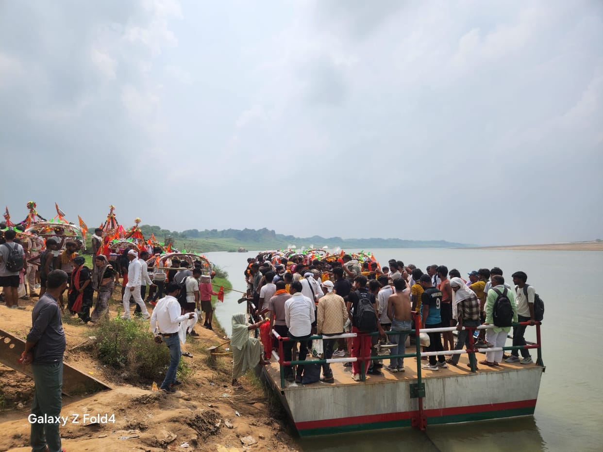 A gathering of Kanwariyas was seen at Chambal Ghat.