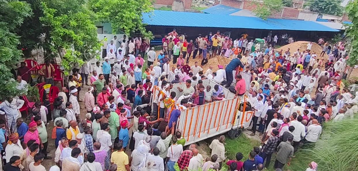 Outpouring of grief in Majidha upon the arrival of Pradhan Rakesh Yadav's body.