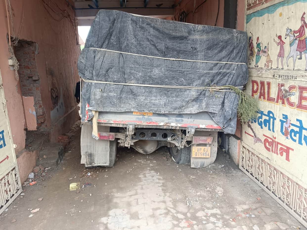 Truck stuck on the road leading to the bank; traffic disrupted for two hours