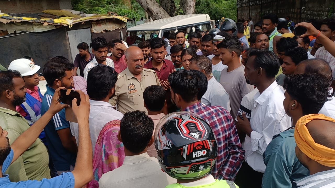 डाला पुलिस चौकी क्षेत्र स्थित धौठा टोला में सडक हादसे के बाद लगी भीड। स्ंवाद