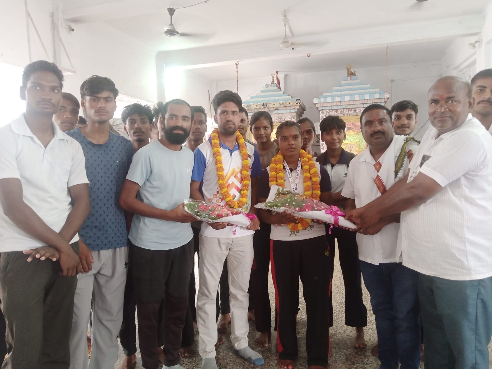 एथलेटिक्स अंशिका का स्वागत करते लोग। स्रोत-सोशल मीडिया