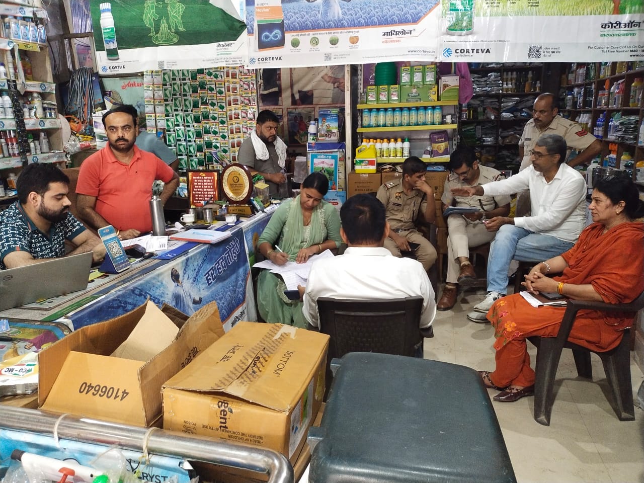 फ्लाइंग स्कवॉयड -कृषि विभाग की संयुक्त टीम ने मंगलवार को किसान सेवा केंद्र' पर छापेमारी के दौरा