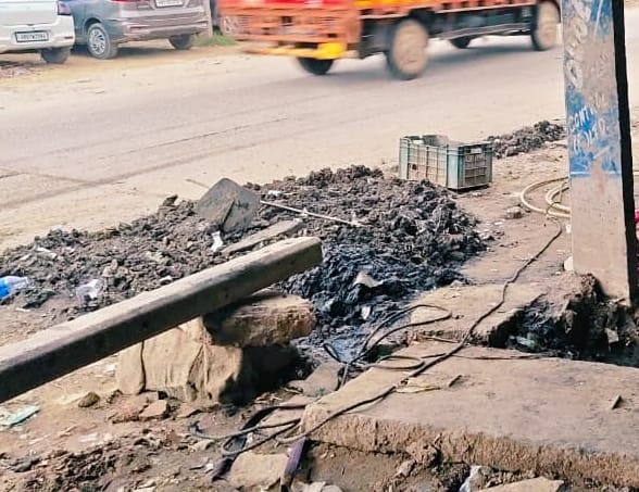 Workers entered a manhole without safety kits; one died from toxic gas, and another is in critical condition.
