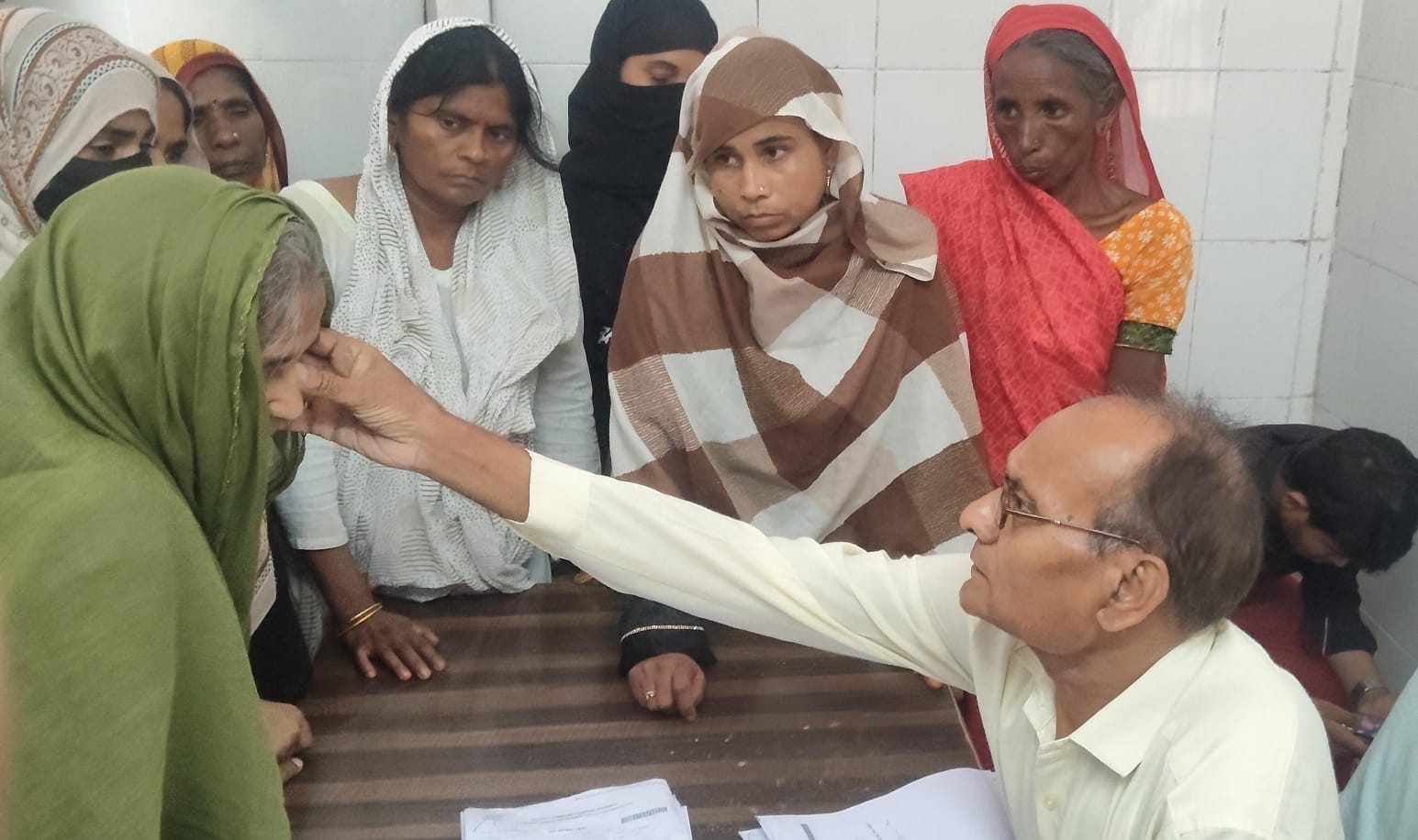 फोटो :03: जिला अस्पताल में सोमवार को उपचार के लिए चिकित्सक कक्ष के बाहर लगी मरीजों की भीड़।संवा