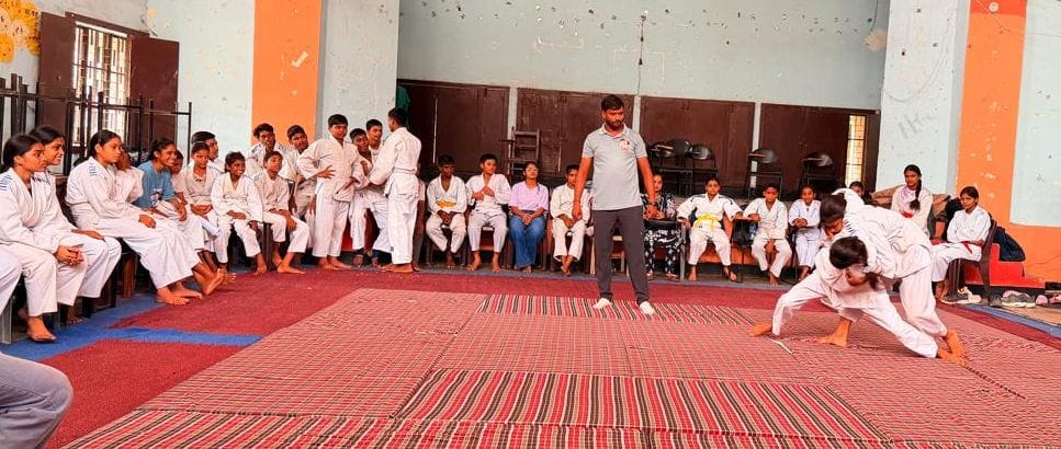 फोटो 03 कासगंज के पीएमश्री राजकीय बालिका इंटर कॉलेज में जूडो में दावपेच दिखाती खिलाड़ी। स्रोत: