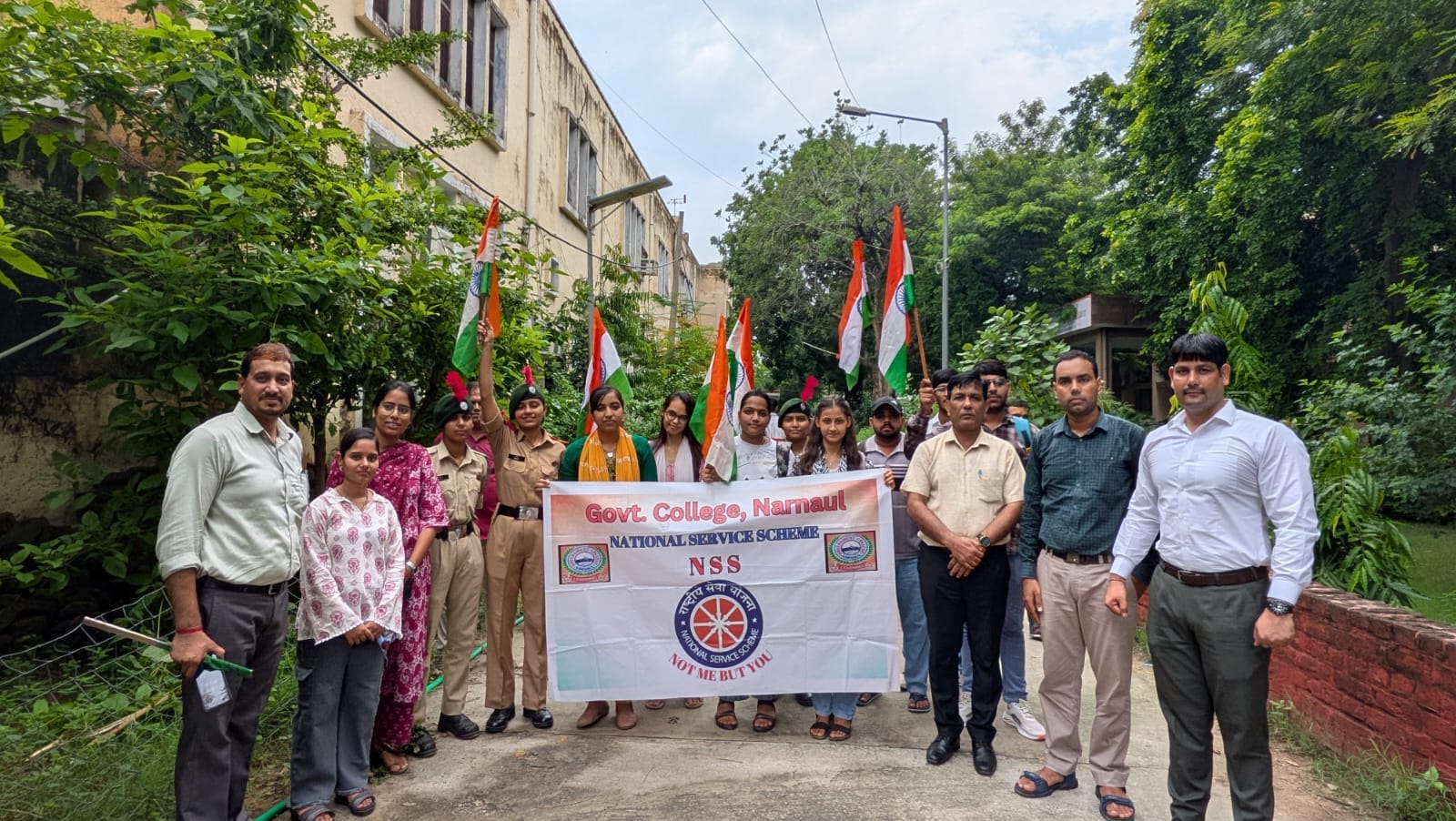 फोटो 1हर घर तिरंगा अभियान के तहत राजकीय महाविद्यालय में तिरंगा रैली निकालते विद्यार्थी एवं स्