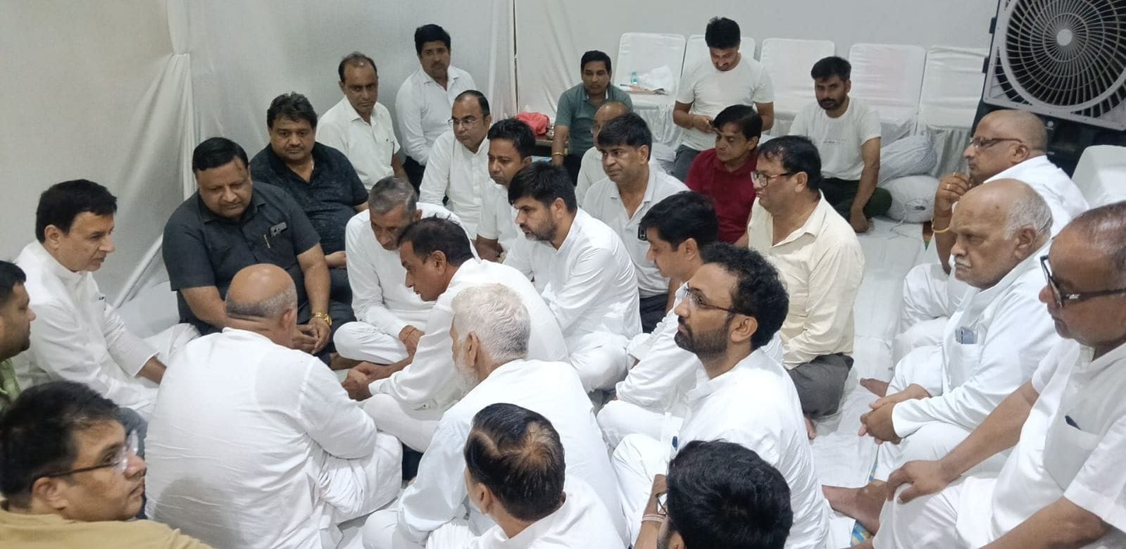 फोटो 10जेएनडी11-राजकुमार गोयल की माता के निधन पर शोक जताने पहुंचे राज्यसभा सांसद रणदीप सुरजेवाल