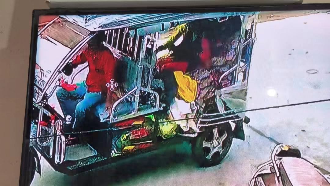 Theft at the house of a police intelligence officer in Shiv Colony