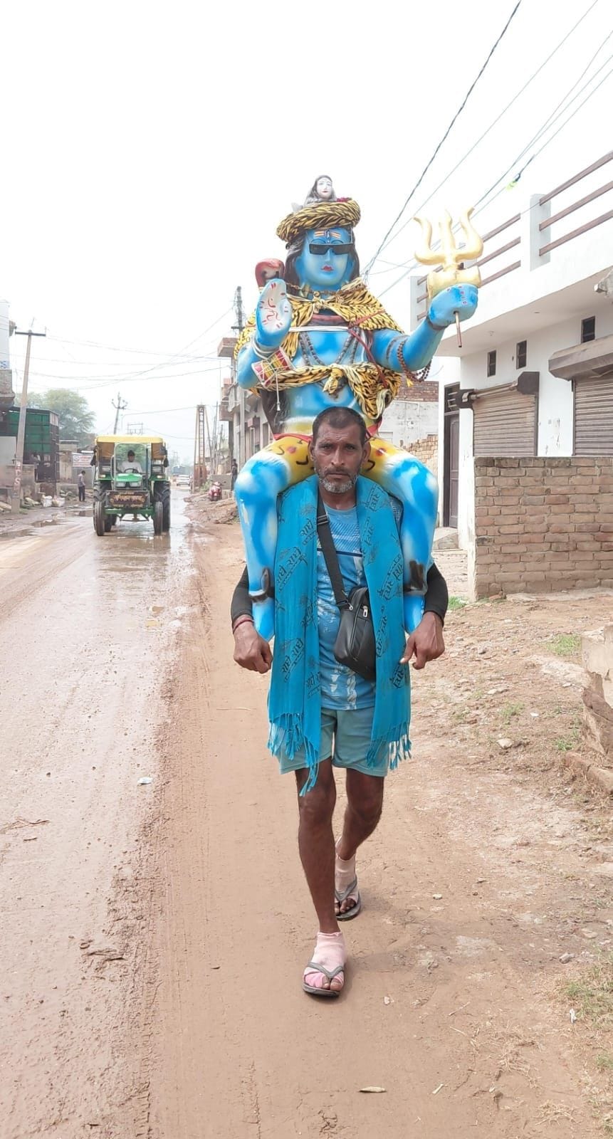फोटो 10जेएनडी29-शिव की प्रतिमा को कंधे पर उठाए शिवभक्त अपने निर्धारित स्थान के लिए जाते हुए। स्