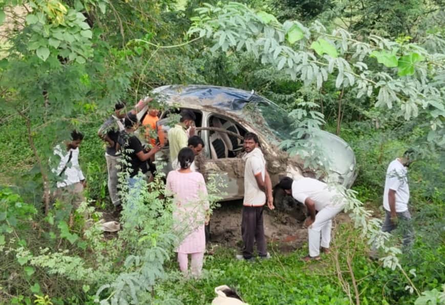 Car parked by the highway overturned into a gorge; accident averted.