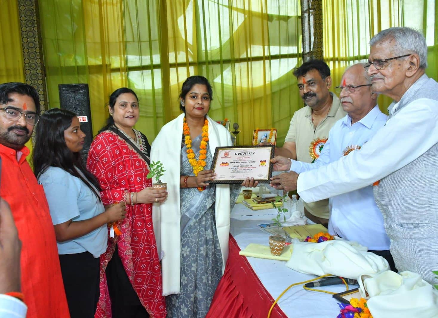 फोटो- 11-कला के क्षेत्र में रोमा मिश्र को सम्मानित करते शिक्षक विधायक, सदर विधायक व अन्य। स्रोत