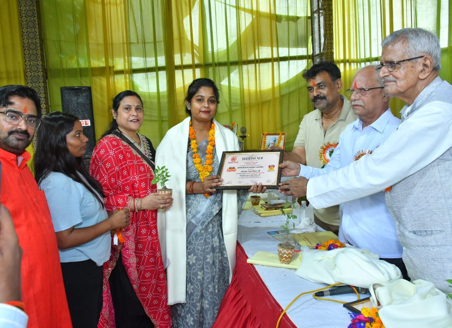 फोटो- 11-कला के क्षेत्र में रोमा मिश्र को सम्मानित करते शिक्षक विधायक, सदर विधायक व अन्य। स्रोत