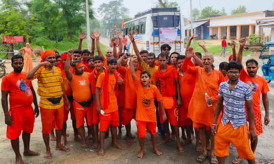 A group of Kanwariyas set off for Ayodhya amidst chants of 'Bol Bam'