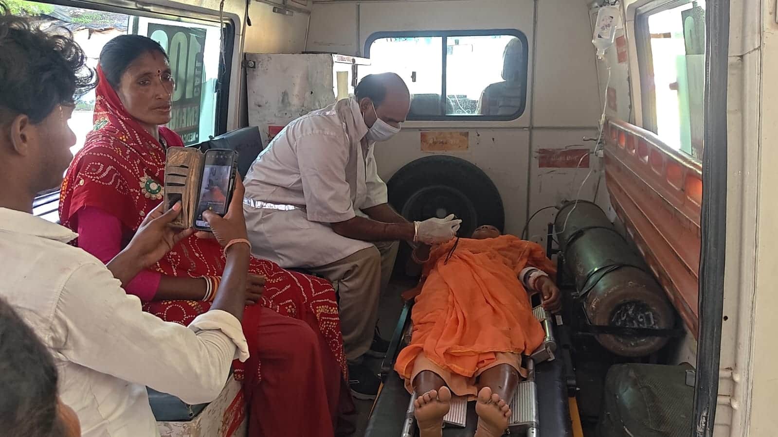 फोटो 11 सीकेटीपी 08 हादसे के बाद घायल को ले जाती एंबुलेंस। संवाद