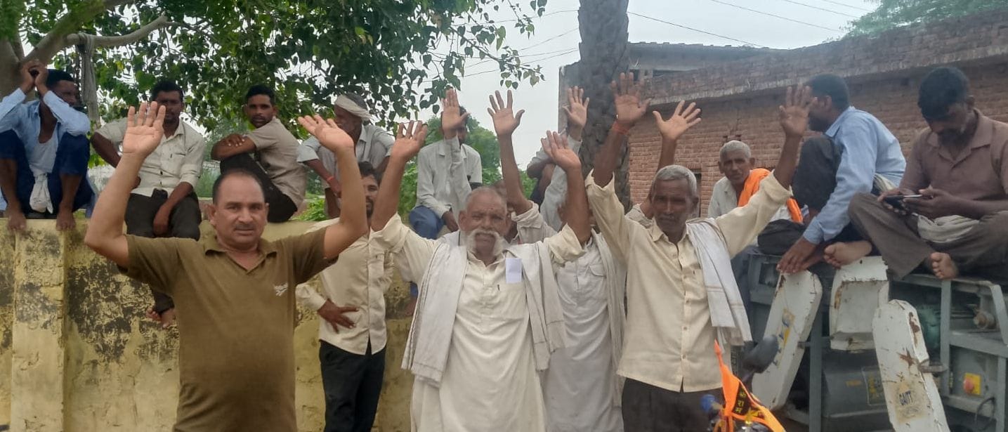 फोटो 17 - गंजडुंडवारा में खाद न मिलने को लेकर आक्रोश जताते किसान। स्रोत : संवाद