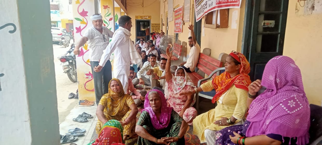 Municipal employees raised slogans against the government