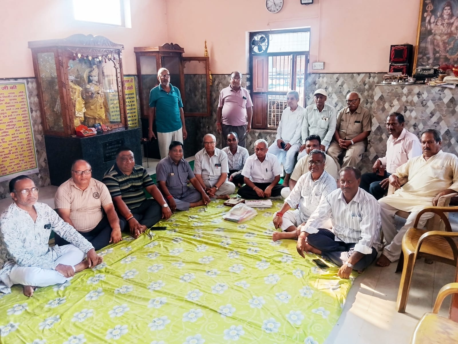 फोटो 2श्री सीताराम शिव मंदिर ट्रस्ट की बैठक में हिस्सा लेते ट्रस्ट के सदस्य।स्रोत:ट्रस्ट