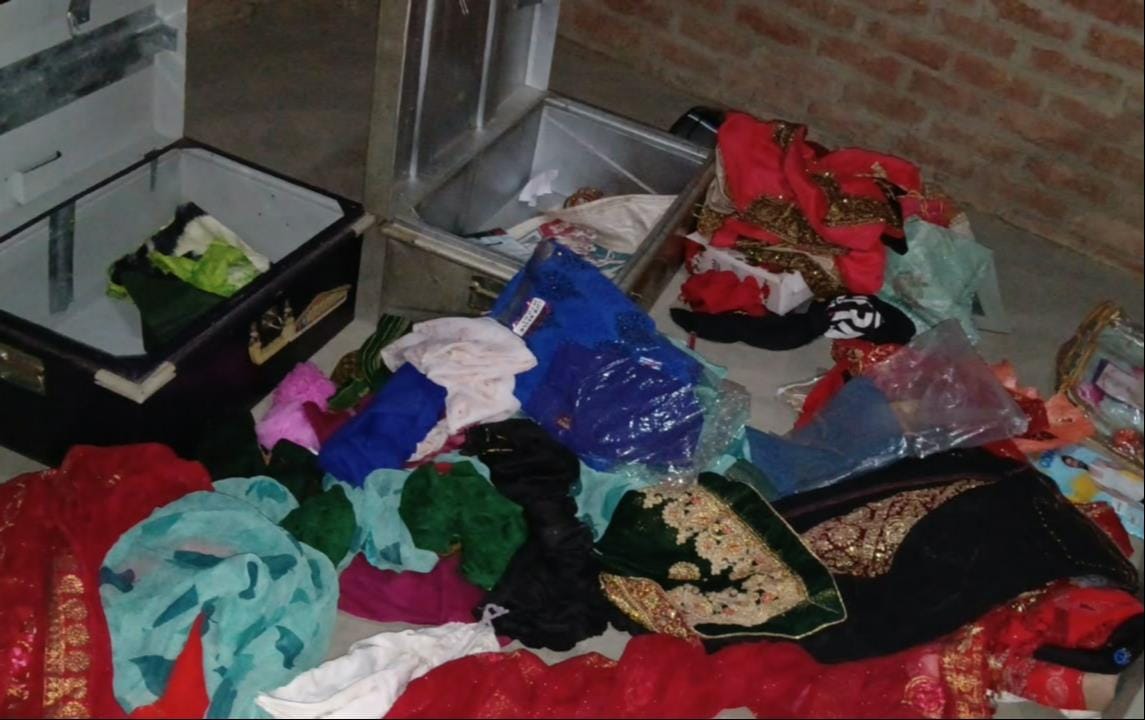 फोटो-20-ओम प्रकाश के मकान में चोरी के बाद बिखरा पड़ा सामान। संवाद