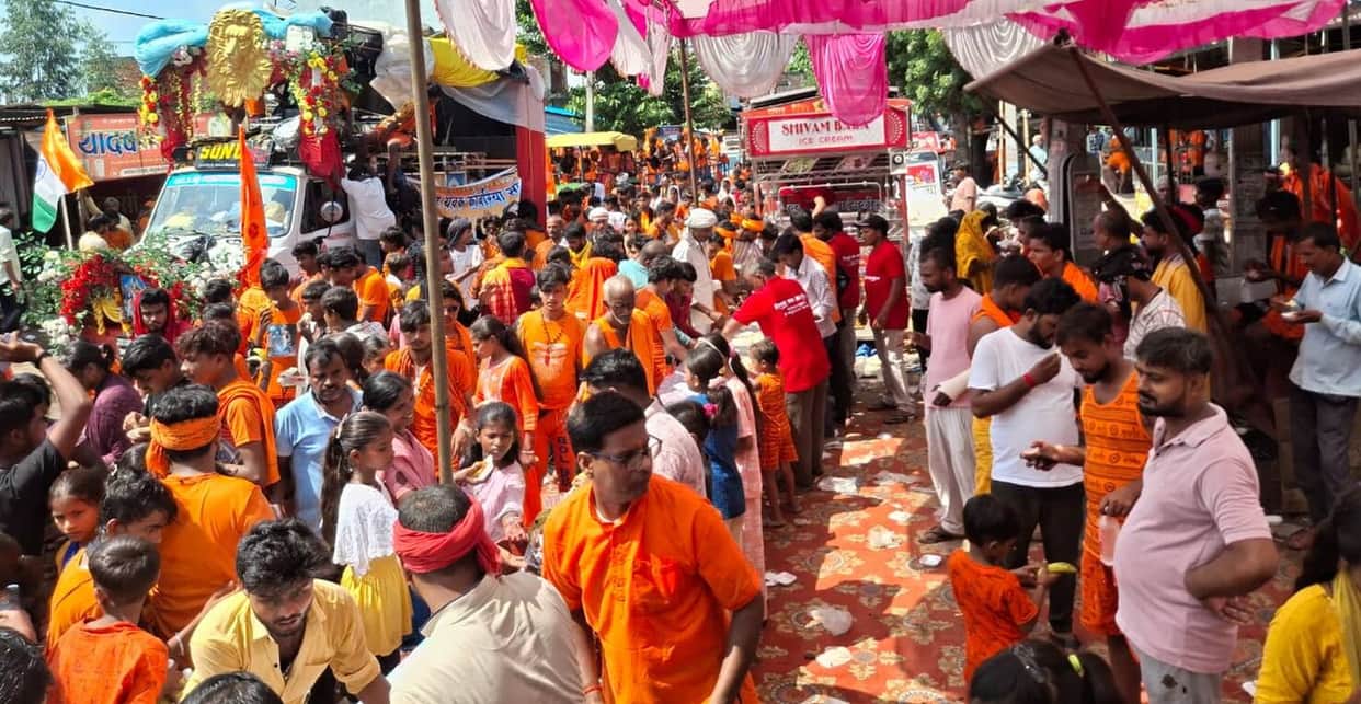A massive surge of devotees at Siddheshwarnath Temple on Teras