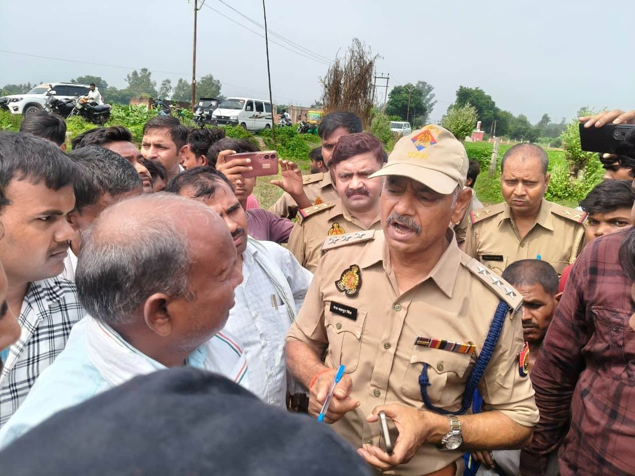 फोटो-27- हसनापुर गांव में अंबेडकर मूर्ति तोड़ने की घटना में ग्रामीणों से बात करते सीओ तेज बहादु