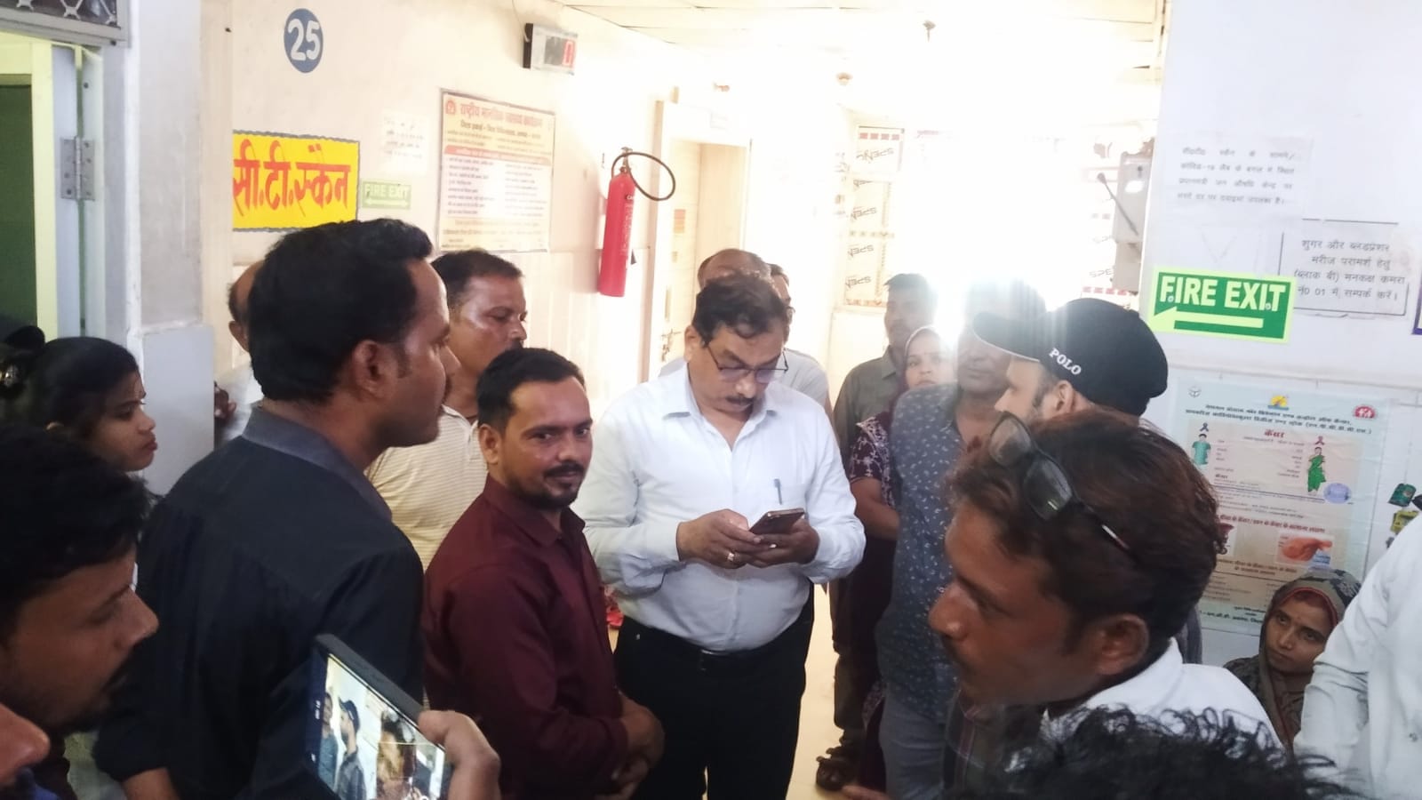 फोटो-29-सीटी स्कैन की समस्या सुनते सीएमओ। संवाद