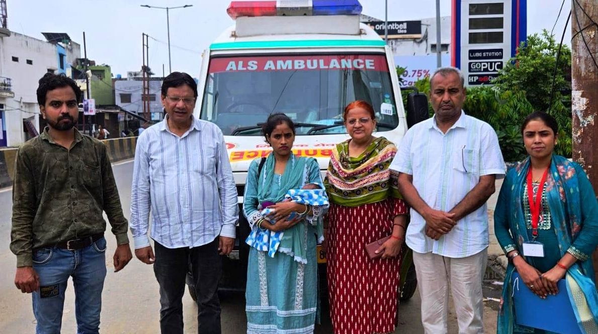 फोटो 31 कासगंज में बाल कल्याण समिति सदस्य पटियाली में नाले में मिली नवजात को आगरा शिशु संरक्