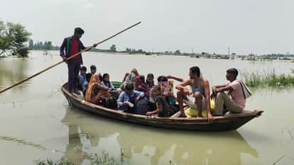 फोटो -33, नाव से गांव उदयपुर को जाते छात्र छात्राएं व ग्रामीण। संवाद