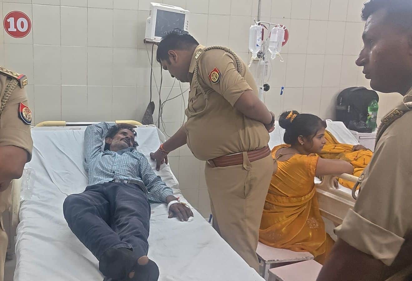 फोटो-38-जिला अस्पताल में भर्ती पीड़ित से जानकारी लेती पुलिस। संवाद