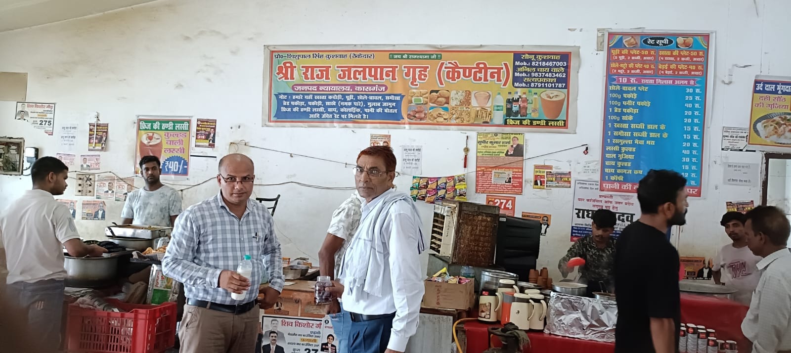 फोटो 39 कासगंज जनपद न्यायालय कैंटीन का निरीक्षण करती खाद्य सुरक्षा एवं औषधि विभाग की टीम। स्रो