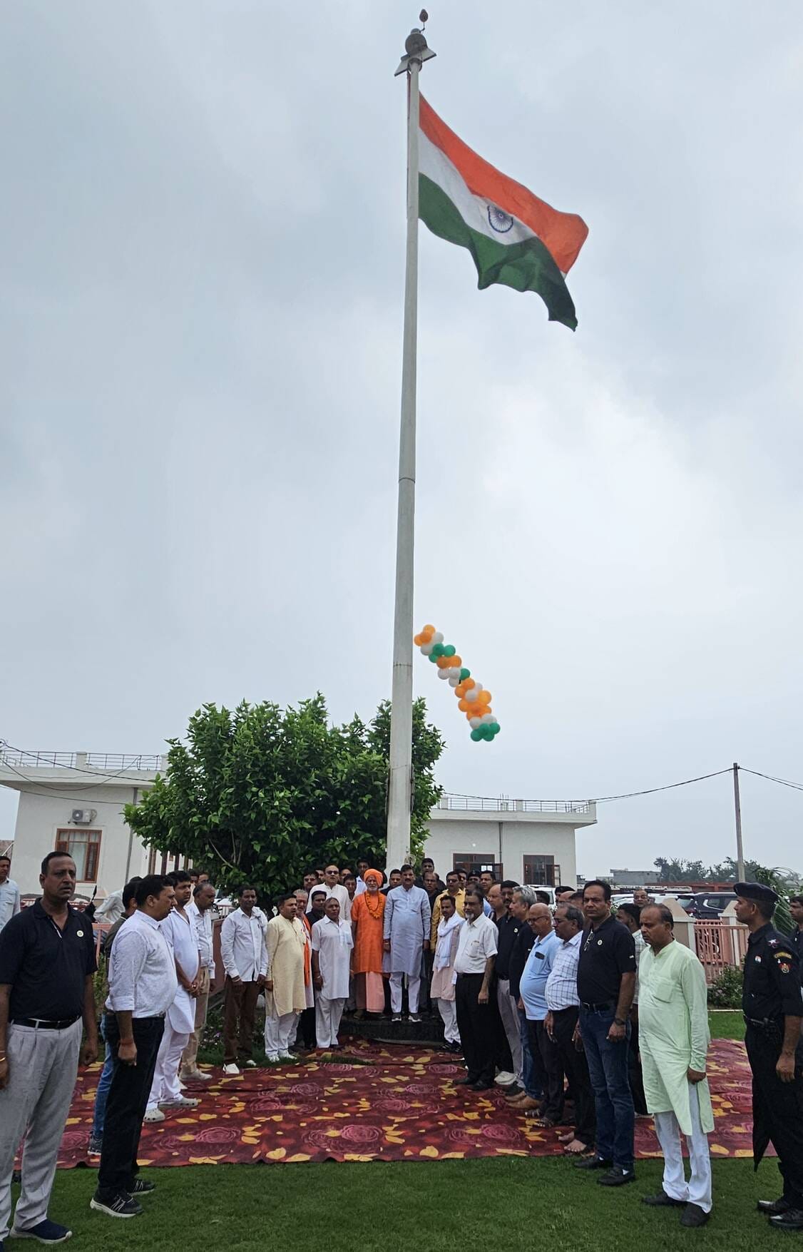 फोटो 6 नरवाना। ध्वजारोहण करते हुए मंत्री कृष्ण कुमार बेदी व महंत अजय गिरी महाराज। संवाद।