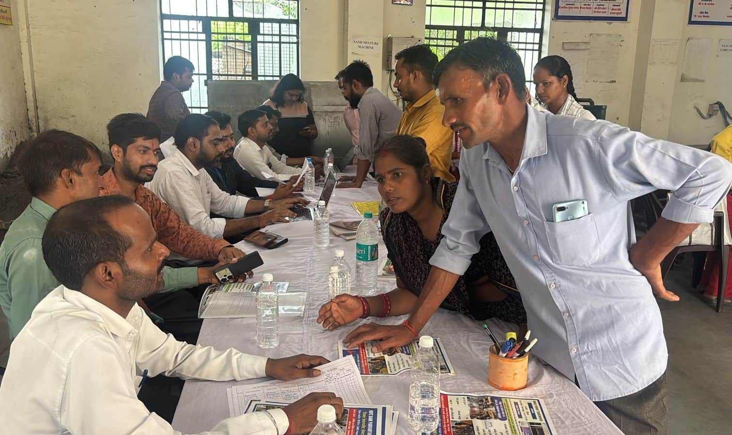 फोटो-7-आईटीआई परिसर में लगे रोजगार मेले में पंजीकरण कराते दिव्यांग। संवाद