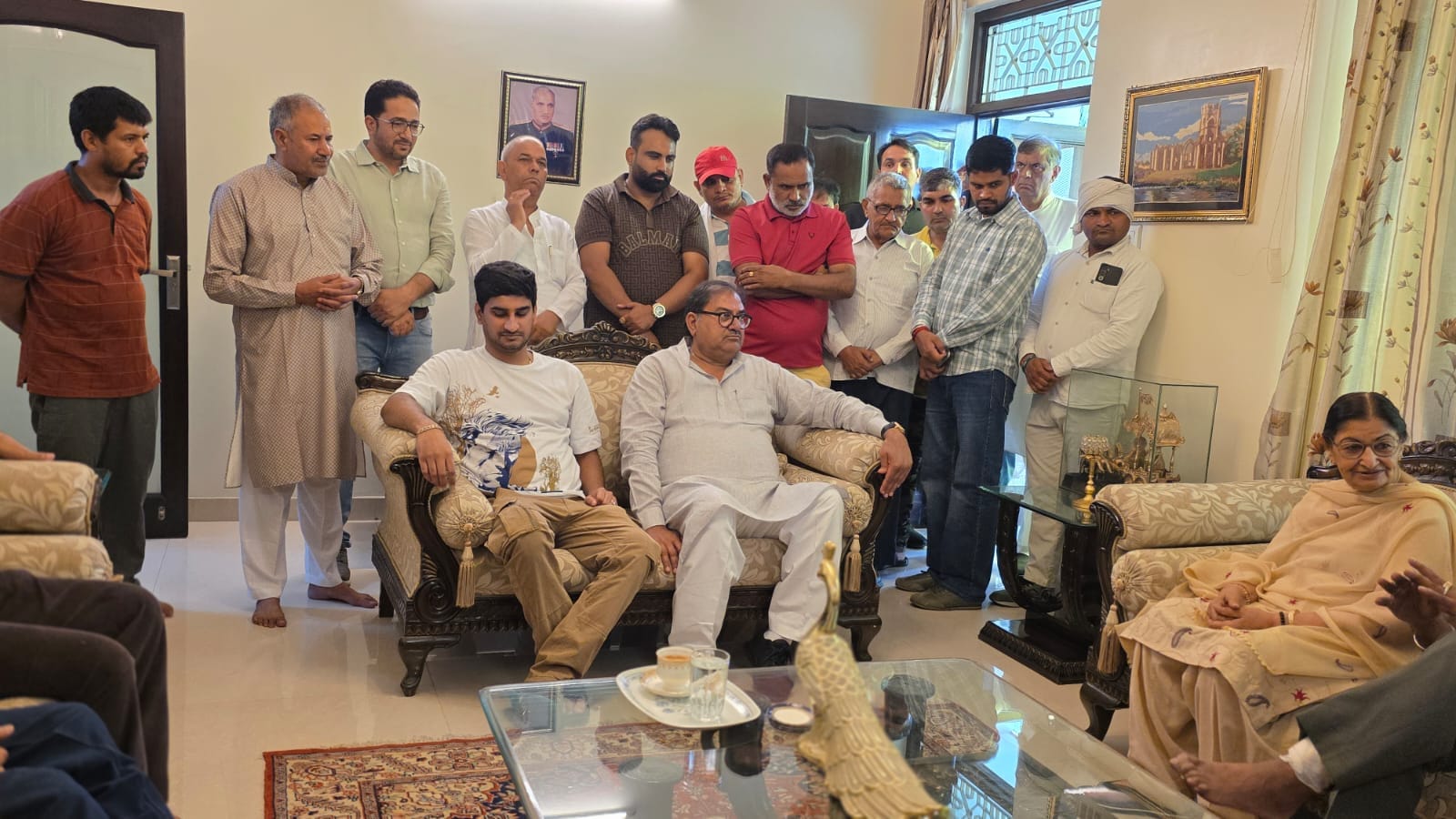 फोटो : ब्रिगेडियर ओपी चौधरी के निधन के चलते उनके निवास पर सांत्वना देने पहुंचे इनेलो राष्ट्रीय 